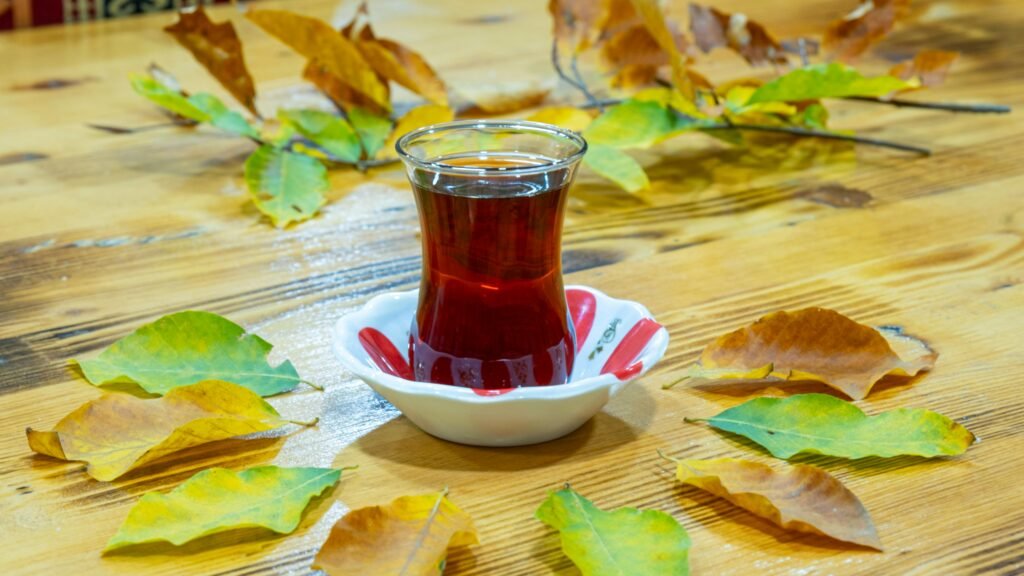 Ahşap bir masada güzel bir çay berberine tea for indigestion and dyspepsia