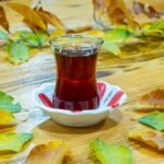 Ahşap bir masada güzel bir çay berberine tea for indigestion and dyspepsia